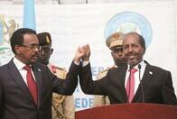 選挙の投票は空港で!?　ソマリア新大統領の前途多難