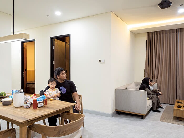 ヌサンタラの保健省で働くリスキ（33）は、妻と2人の子供と共に新築された無料の住宅で暮らしている。スマトラ島アチェ出身の彼は「この新しい街の開拓者のような気分だ」と語る