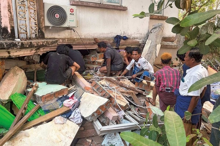ミャンマーの首都ネピドーでの救出活動（3月28日）