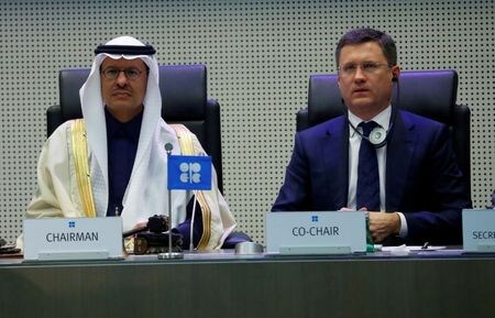 　石油輸出国機構（ＯＰＥＣ）とロシアは６日に予定していた「ＯＰＥＣプラス」による減産に関する会合を９日に延期した。サウジ（左）とロシアのエネルギー相。２０１９年１２月ウィーンで撮影（２０２０年　ロイター/Leonhard Foeger）