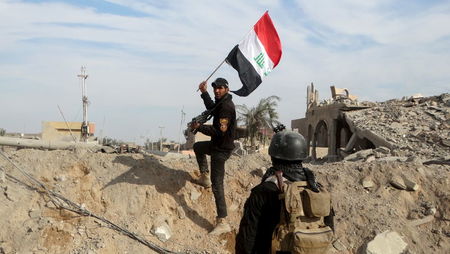 　１２月２８日、イラクのアバディ首相は「イスラム国」打倒を宣言した。イラク政府軍は２７日、要衝ラマディを奪還したと宣言、２８日には中心部の政府庁舎にイラク国旗が掲げられた（写真）（２０１５年　ロイター）