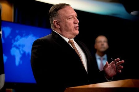 ７月１５日、ポンペオ米国務長官（写真）は記者会見で、南シナ海において中国に領海や海洋権益を侵害されたと考えている諸国を米政府が支援していく意向を示した。ワシントンの米国務省で代表撮影（２０２０年　ロイター）
