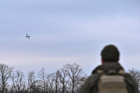 ウクライナ国防省高官は、同盟国との「ドローン（無人機）連合」について、少なくとも新たに２０カ国の参加を目指すと表明した。ロシアとの戦争が続く中、ドローンの供給拡大、技術協力、軍の強化につなげたい考え。写真は前線でドローンを操縦するウクライナ軍兵士で15日、ザポリージャで撮影（２０２４年　ロイター）