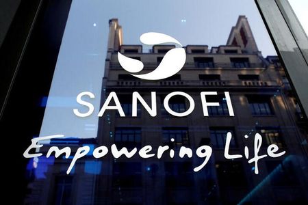 米食品医薬品局（ＦＤＡ）は１７日、仏製薬大手サノフィと英同業アストラゼネカが共同開発した乳幼児の呼吸器合胞体ウイルス（ＲＳウイルス）感染症を予防する抗体療法を承認したと発表した。写真は、サノフィのロゴ。2020年2月6日にパリで撮影。（2023年　ロイター／Benoit Tessier）