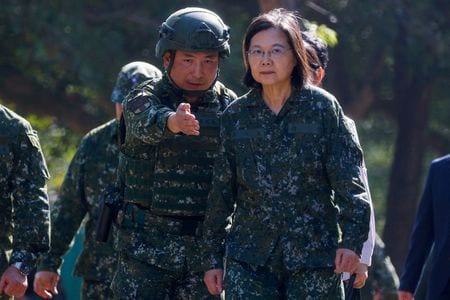 台湾の蔡英文総統は米紙ニューヨーク・タイムズのインタビューで、中国の指導部は国内問題に「圧倒」されているため、「今は台湾への大模侵攻を考える時では恐らくない」との見方を示した。写真は軍の訓練を視察する蔡総統。２０２３年１１月、台中で撮影（２０２３年　ロイター/Ann Wang）