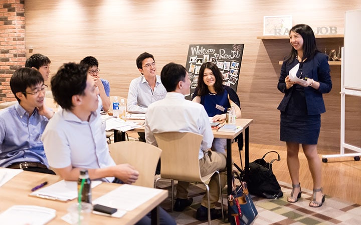 外国人ファシリテーターによるトレーニングワークショップ（写真提供：レアジョブ）