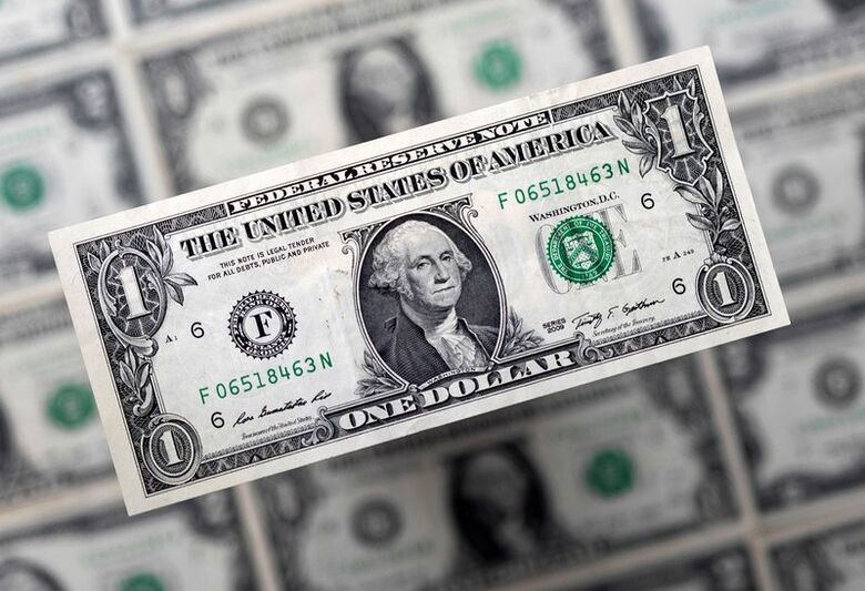 写真は米ドル紙幣。2022年2月撮影。REUTERS/Dado Ruvic