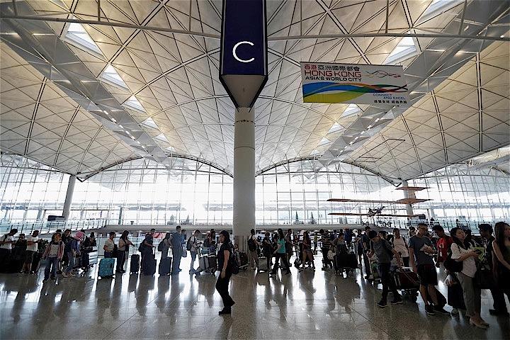 デモによる混乱を理由に１２日に全便を欠航していた香港国際空港（写真）が、業務を再開した。同日撮影（２０１９年　ロイター／Issei Kato）