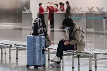 香港の林鄭月娥（キャリー・ラム）行政長官は１７日、新型コロナウイルス感染拡大予防策として、１９日午前０時から入境者全員を１４日間の強制隔離の対象にすると発表した。写真は３月５、香港の空港で撮影（２０２０年　ロイター/Tyrone Siu）