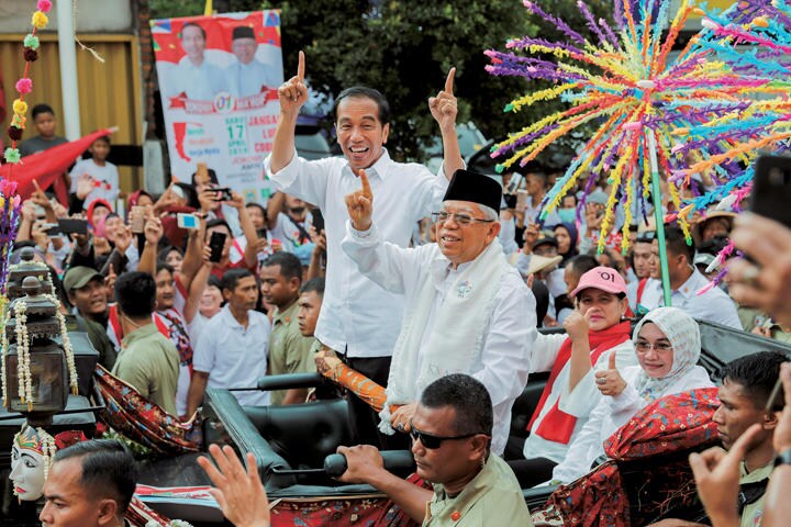 ジョコと副大統領候補の聖職者マアルフ・アミンの選挙運動は盛り上がった　WILLY KURNIAWANーREUTERS