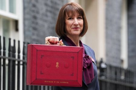 　英国のリーブス財務相は１０月３０日、スターマー労働党政権で初となる予算案で、過去３０年間で最大規模となる年間４００億ポンド（５２０億ドル）の増税計画を発表した。ロンドンの首相官邸前で撮影（２０２４年　ロイター/Maja Smiejkowska）