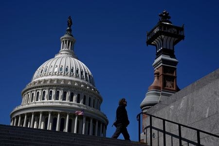 ４月３０日、米上院は、ウクライナに侵攻するロシアへの制裁強化のため、ロシア産ウランの輸入を禁止する法案を全会一致で可決した。写真は米連邦議会議事堂。ワシントンで３月撮影（２０２４年　ロイター／Elizabeth Frantz）
