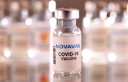 　４月２３日、米バイオ医薬品会社ノババックスは米食品医薬品局（ＦＤＡ）が、同社の新型コロナウイルスワクチンが完全承認された場合、市販後調査の追加データの提出を求めたと発表した。写真はノババックスのコロナウイルスワクチンのイメージ。２０２２年１月撮影（２０２５年　ロイター/Dado Ruvic）