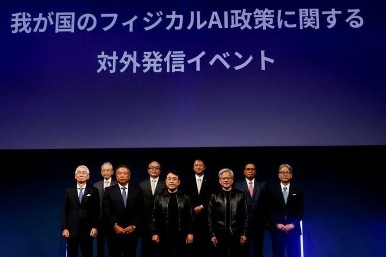 日本のフィジカルAI政策を推進するイベントに出席した、赤沢亮正経​済産業相‌、エヌビディアのフアンCEOら。7月16日、都内で撮影。REUTERS/Kim Kyung-Hoon