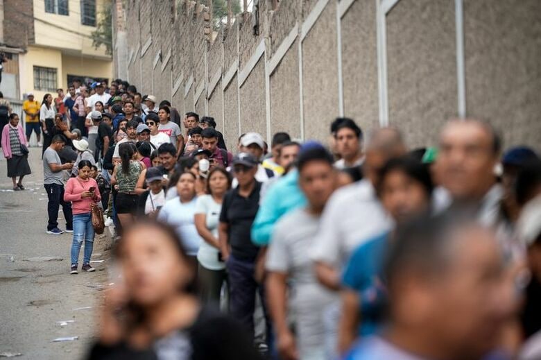 写真はリマの投票所に並ぶ人々。4月13日撮影。REUTERS/Angela Ponce