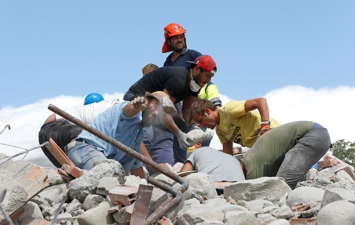 ８月２５日、イタリア中部地震の死者数が２５０人以上に達した。写真はアマトリーチェの救出作業現場で２４日撮影（２０１６年　ロイター／Ciro De Luca）
