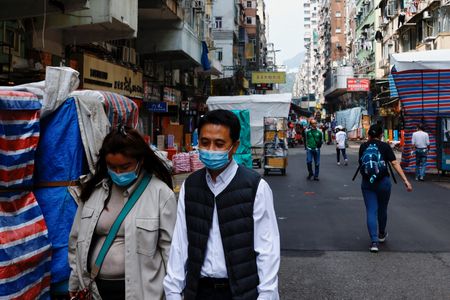 　３月８日、香港政府に新型コロナウイルス対策を助言するため現地入りしている中国国家衛生健康委員会の梁万年・専門家チーム長は、香港は新型コロナの感染と重症化、死亡者数を減らすことに焦点を当てた「ダイナミックゼロ」戦略を堅持する必要があるとの認識を示した。写真は香港で２日撮影（２０２２年　ロイター／Tyrone Siu）