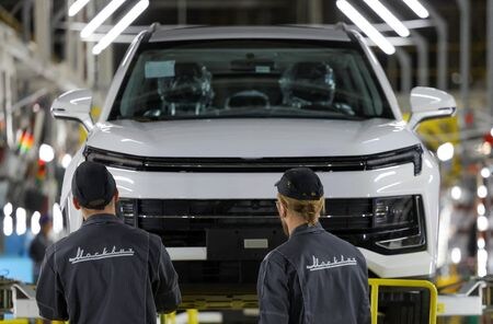 　７月２６日、ロシア連邦統計局は６月の乗用車生産台数が４万２０００台だったと発表した。写真はモスクワの自動車工場で２０２２年１１月撮影（２０２３年　ロイター／Evgenia Novozhenina）