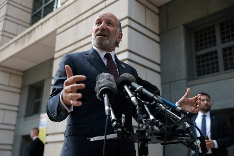 ワシントンの米連邦地裁前で、報道陣に応えるラトニック米商務長官。8月27日、ワシントンで撮影。REUTERS/Evelyn Hockstein