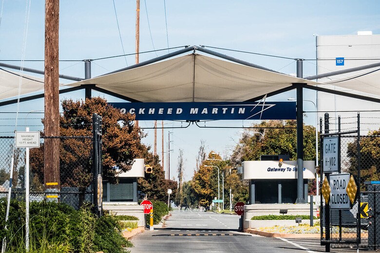 ロッキード・マーティン社サニーベール工場の入口ゲート　Sundry Photography-Shutterstock
