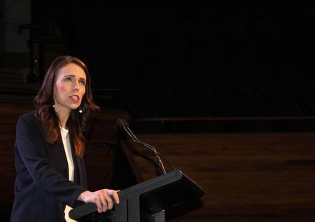 ニュージーランドのアーダーン首相は２６日、来週にも新型コロナウイルスワクチンの使用を承認する可能性があると明らかにした。写真は昨年１０月１１日に労働党大会で演説する同首相。ウエリントンで撮影。（２０２１年　ロイター／Praveen Menon）