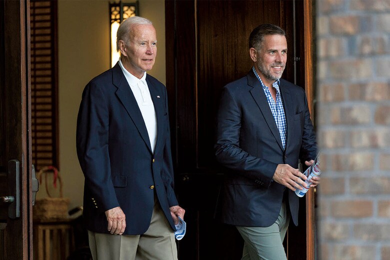 バイデンの次男ハンター（写真右）は常にやり玉に挙げられてきた（2022年）　AP/AFLO