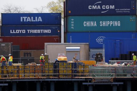 ６月の米貿易赤字は前月比６．２％減の７９６億ドルだった。２０１８年５月、ボストンで撮影（２０２２年　ロイター/Brian Snyder）