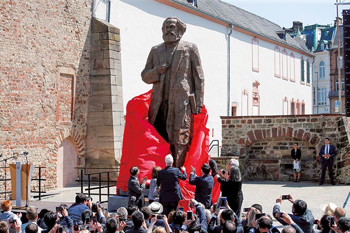 生誕記念式典で除幕されたマルクス像（独トリーア）　Wolfgang Rattay-REUTERS