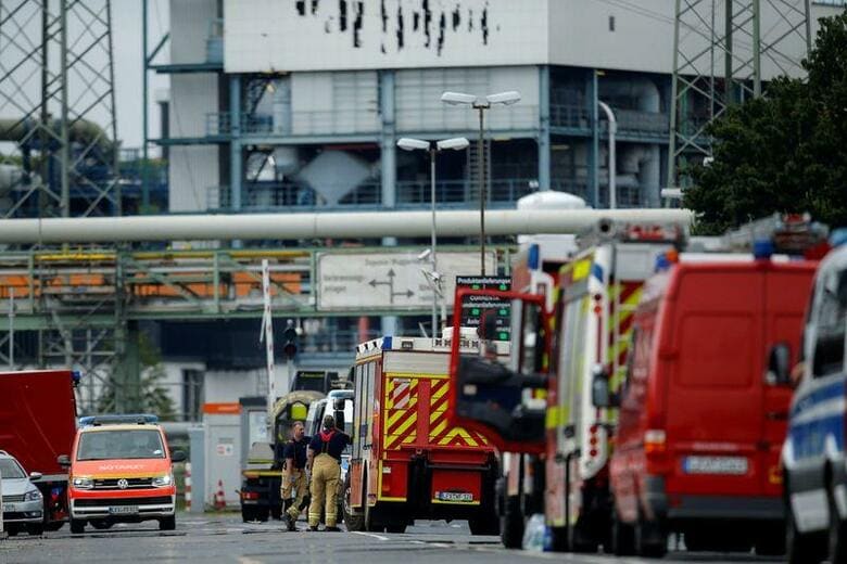 ドイツ西部レバークーゼンの工業団地で爆発が発生し、少なくとも２人が死亡、３１人が負傷した。なお複数の安否が不明という。写真は同日、レバークーゼンの爆発現場で（２０２１年　ロイター／Leon Kuegeler）