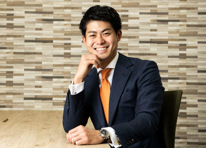 大阪大学工学部卒。マッキンゼー・アンド・カンパニーで海外企業の日本市場戦略立案等、数々のプロジェクトに従事。同社を退社後、株式会社GRITを創業