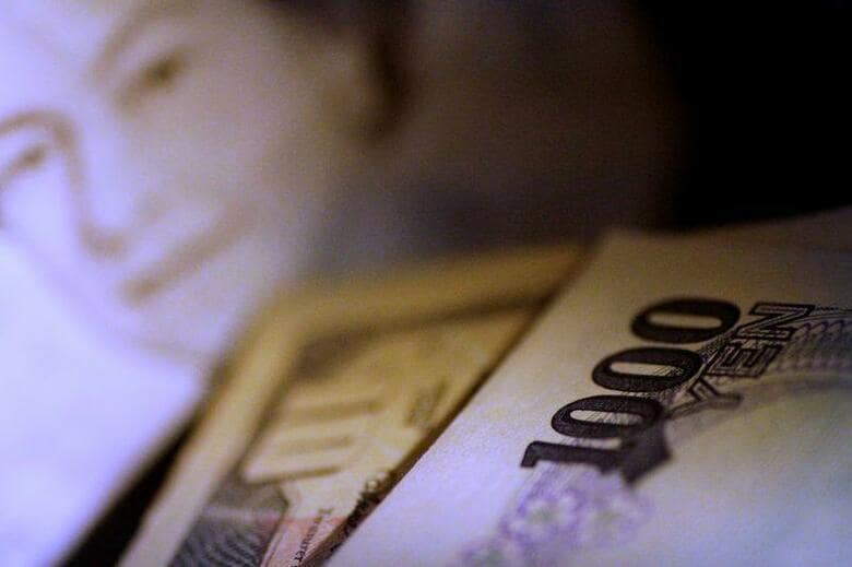 午後3時のドル／円は、前日ニューヨーク市場の午後5時時点から円高の103円後半。写真は2017年6月撮影（2020年　ロイター／THOMAS WHITE）
