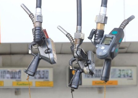 　５月１２日、中国やインドが電気自動車へと軸足を移そうとする中、石油会社や自動車会社の幹部は今後、事業環境の変化に対応を迫られる可能性があるとみている。写真はマニラで２０１６年８月撮影（２０１７年　ロイター/Romeo Ranoco）