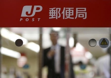 　３月２５日、ゆうちょ銀行は、４月１日から預け入れ限度額を現行の１０００万円から１３００万円に引き上げると発表した。写真は都内で昨年１１月撮影（２０１６年　ロイター／Toru Hanai）