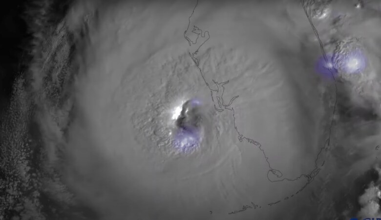 多くの雷を伴ってフロリダに近づくハリケーン・イアンと凄まじい雷（衛星画像からのキャプチャ）　KHOU 11/YouTube