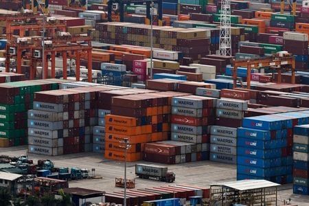 　５月１２日、米中の関税引き下げ合意を受け、米国の業者は中国産レアアースの輸入許可を取得しやすくなるが、中国の輸出規制が完全に撤廃される可能性は低いとみられている。写真は４月、深セン市の塩田港で撮影（２０２５年　ロイター/Tingshu Wang）