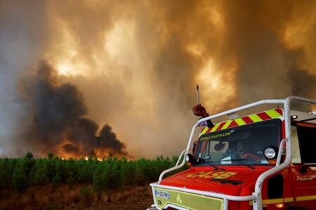 記録的な熱波に見舞われている欧州で、１１日はフランス、スペイン、ポルトガルなどで山火事が猛威を振るったほか、ドイツを流れるライン川の水位が低下し、物流が阻害されるなどの影響が出た。８月１０日、仏ジロンド県で撮影（２０２２年　ロイター/Stephane Mahe）
