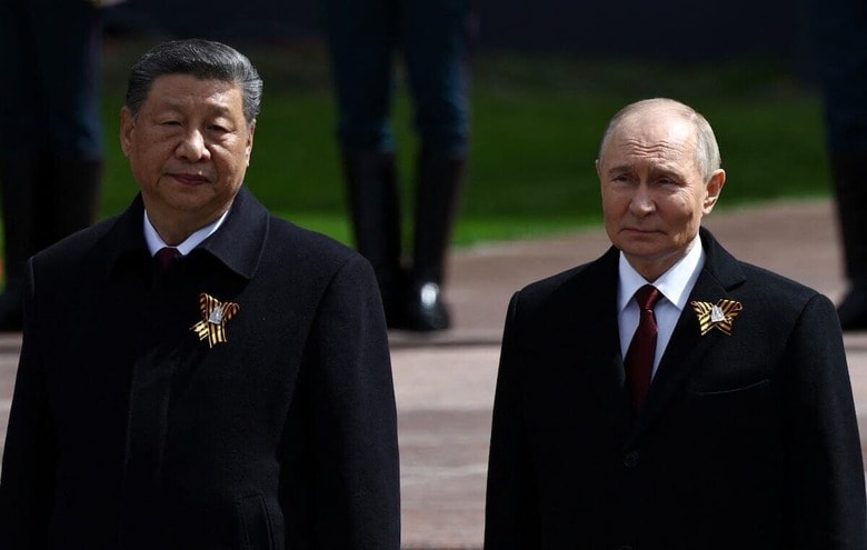習近平（左）の「部下」になったプーチン（5月9日、対独戦勝記念日の式典、モスクワ）　REUTERS/Evgenia Novozhenina