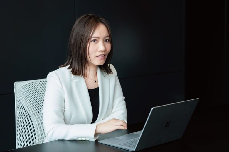 1988年生まれ、中国出身。大連外国語大学卒業後、日本の武蔵野大学の大学院で学んだエダ氏。Forbesの資産家ランキング上位の起業家など世界の超富裕層からの信頼も厚い