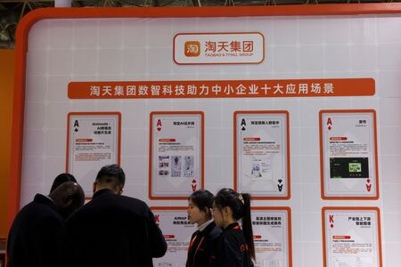 １２月２０日、中国の電子商取引大手アリババ・グループは、呉泳銘ＣＥＯが国内電子商取引（ＥＣ）部門のタオバオ・天猫グループを直轄すると発表した。写真はタオバオなどのディスプレー。北京で１１月撮影（２０２３年　ロイター／Florence Lo）