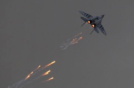 　ポーランドは３月８日、自国が保有するロシア製戦闘機「ミグ２９」をドイツのラムシュタイン空軍基地に配備し、米国の管理下に置く用意があると表明した。２０１３年８月、ポーランドのラドムで開催された航空ショーで撮影されたミグ２９（２０２２年　ロイター/Kacper Pempel）