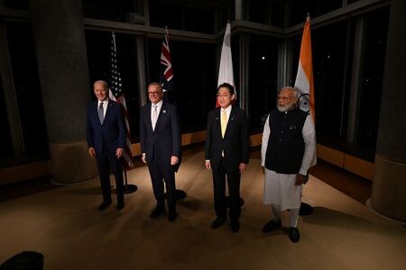 　インドのモディ首相（写真右）は５月２０日、日米豪印４カ国による連携の枠組み「クアッド」の首脳会議を来年、インドで開催すると表明した。同日、広島市で代表撮影（２０２３年　ロイター）