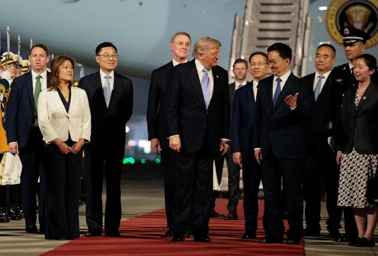 中国・北京首都国際空港に到着したトランプ米大統領。１３日撮影。REUTERS/Evan Vucci
