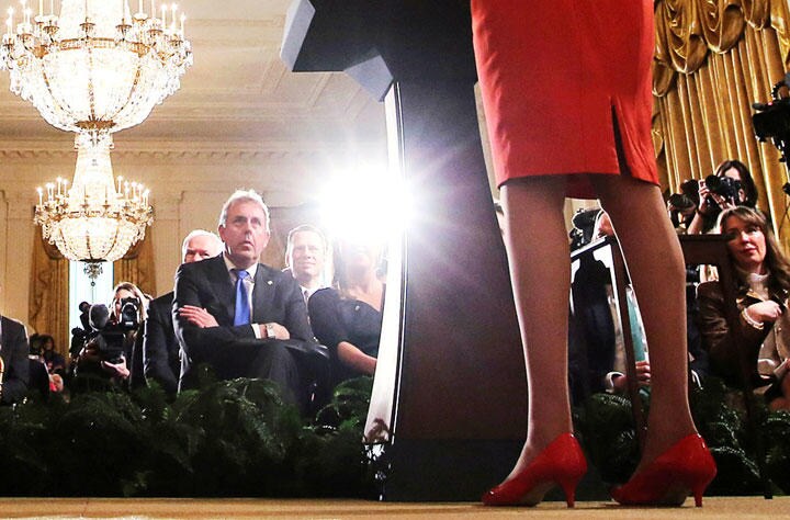 腕組みをしてトランプとメイの共同記者会見を聞くダロック駐米英大使（2017年1月27日）　Carlos Barria-REUTERS