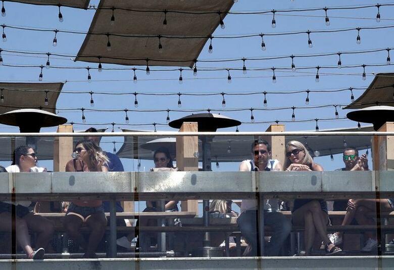 米カリフォルニア州のニューソム知事は13日、州内の新型コロナウイルス感染拡大に歯止めがかからないこと受け、全州でレストランの屋内営業を再び停止するほか、感染拡大が深刻な地域で教会、ジム、美容院などを閉鎖すると発表した。サンディエゴのレストランで3日撮影(2020年　ロイター/BING GUAN)