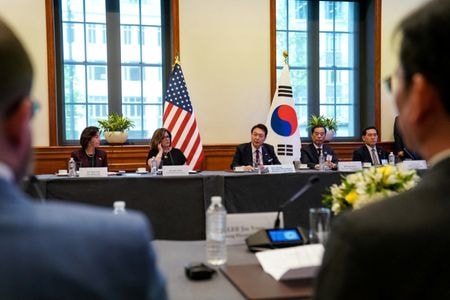 韓国の尹錫悦大統領は２５日、複雑な危機を共に乗り越えるために、米韓同盟は「新たな段階に飛躍する」必要があると述べた。ワシントンで撮影（２０２３年　ロイター/Sarah Silbiger）