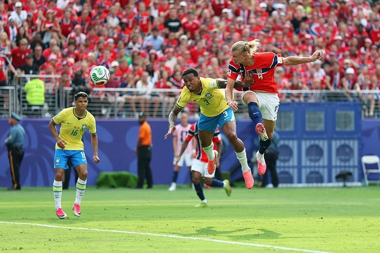 【NORWAY vs. BRAZIL】 ノルウェー代表の「怪物ストライカー」ハーランドがブラジル戦で2得点を決め、ノルウェー初のベスト8進出を決めた（7月5日）　　Al Bello/Getty Images