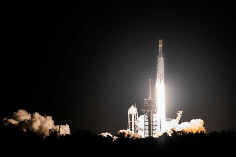 10月1日、米フロリダ州ケープカナベラルのケネディ宇宙センターから打ち上げられるスペースXのファルコンヘビーロケット。 REUTERS/Philip Scott Andrews