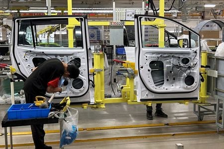中国政府は、欧州連合（ＥＵ）による中国製の電気自動車（ＥＶ）に対する追加関税を回避するため、ＥＵ域内で販売する中国製ＥＶの最低価格を３万ユーロ（３万２９４６ドル）にする妥協案を提示していたことが分かった。中国の江西省南昌市で５月撮影（２０２４年　ロイター/Kevin Krolicki）