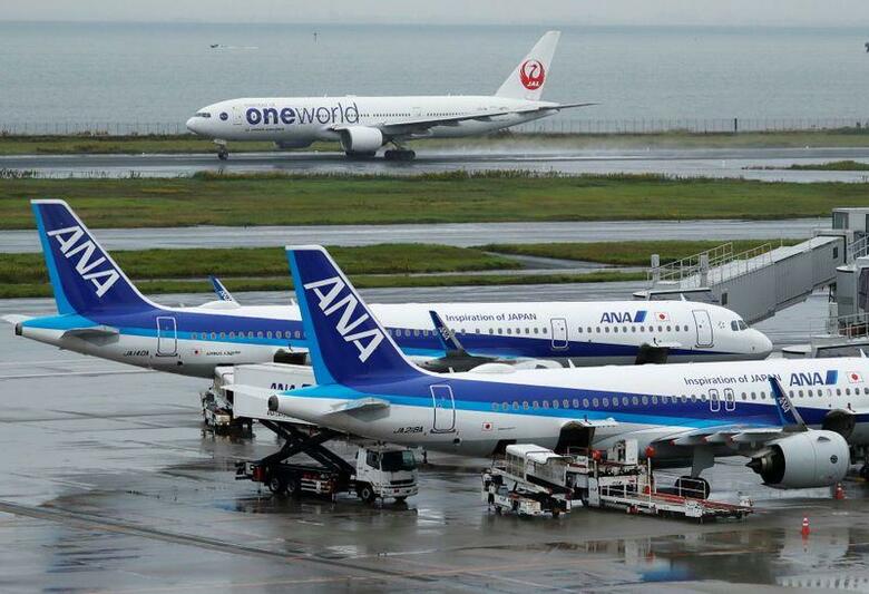新型コロナウイルスの世界的流行で旅客需要が大きく落ち込む中、各国政府が航空会社の救済に乗り出している。大手2社が経営悪化に直面する日本も、政府が空港使用料減額による負担軽減策を打ち出し、与党内には追加措置を求める声がある。写真は10月23日、東京の羽田空港で撮影（2020年　ロイター/Issei Kato）