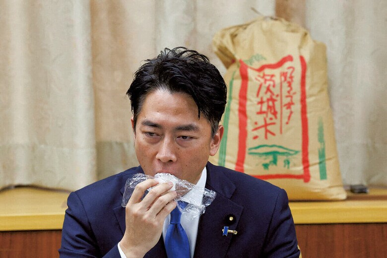 令和3年産などの備蓄米を食べ比べる小泉農水相（5月29日）　REUTERS